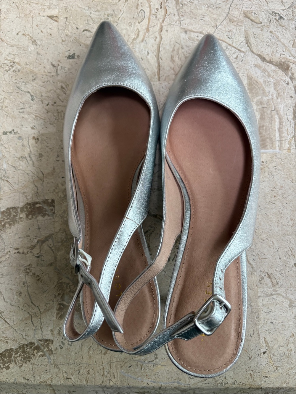 Elegant Slingback Metallic Silver Leather Upper Pointed Toe Medium Heel Size 8 M